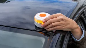 Verplicht vanaf 2026 ondanks felle kritiek: controversieel alternatief voor de gevarendriehoek zorgt voor onrust