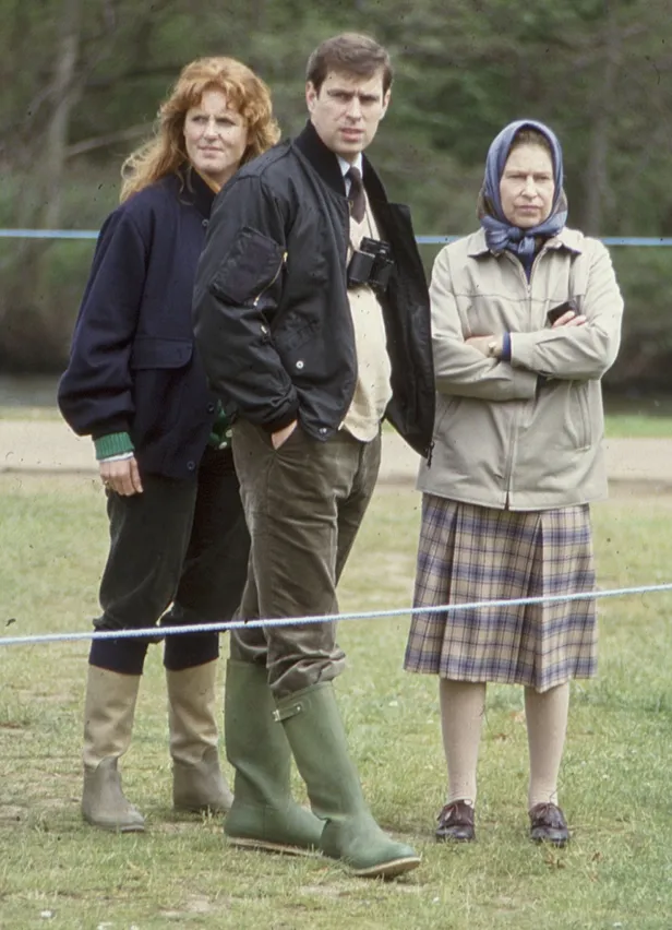Schandalen Sarah Ferguson: maart 1986 bij de Royal Windsor Horse Show met prins Andrew en koningin Elizabeth.
