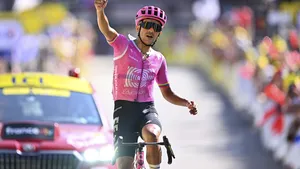Richard Carapaz wint