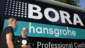 ralph denk voor de bus van bora-hansgrohe