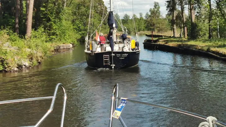 Af en toe is het kanaal erg smal. Credit A.Nicodemussen