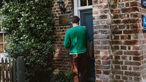 jonge man woont op zichzelf lege nest