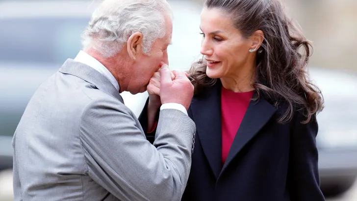 Kroonprins Charles & de handkus: hij kán het niet laten