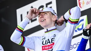 Een vrolijke Tadej Pogacar op het podium van Luik-Bastenaken-Luik 2026.