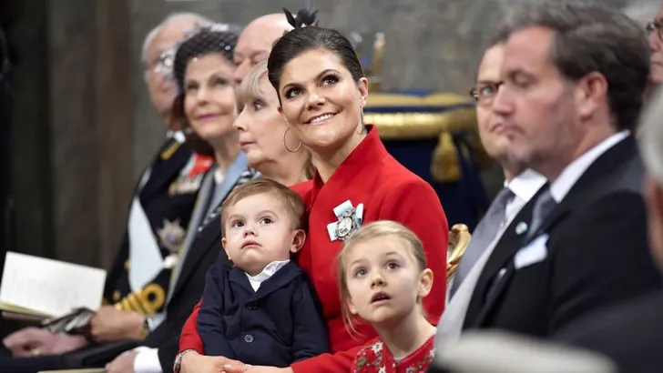 Zweden: Estelle kiest kerstboom uit, Oscar houdt toezicht