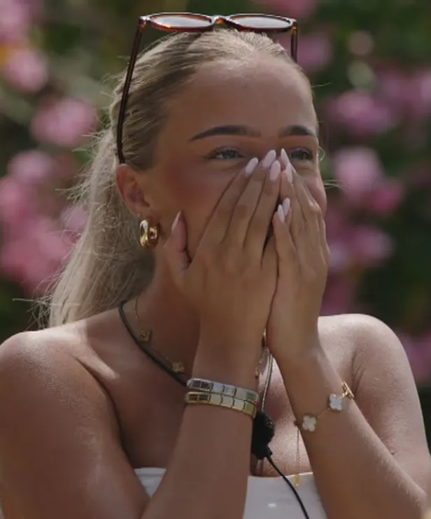 Gespot in Love Island: de Nomination Composable Bracelet. 