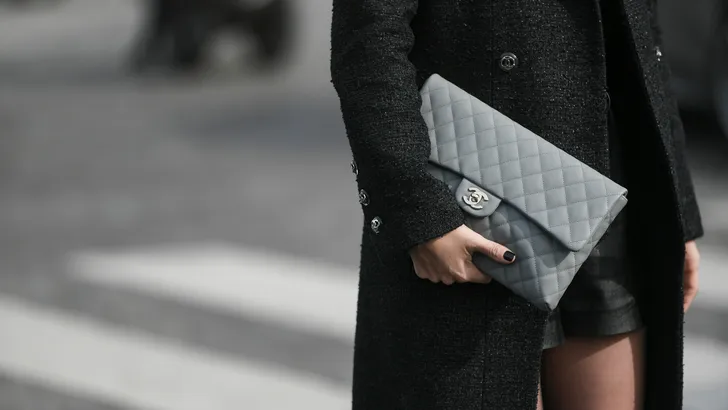 Iedereen wil de 'Aura Nails' van Dua Lipa. Het goede nieuws? Je hoeft er geen fortuin voor uit te geven.