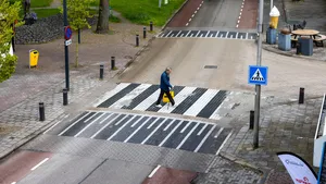 Steek jij je hand op bij het zebrapad? Volgens psychologen zegt dat véél meer over je karakter dan je denkt