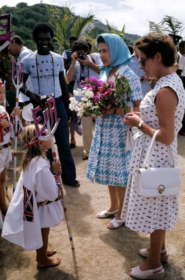 Koningin Elizabeth en prinses Margaret op Mustique in 1977.