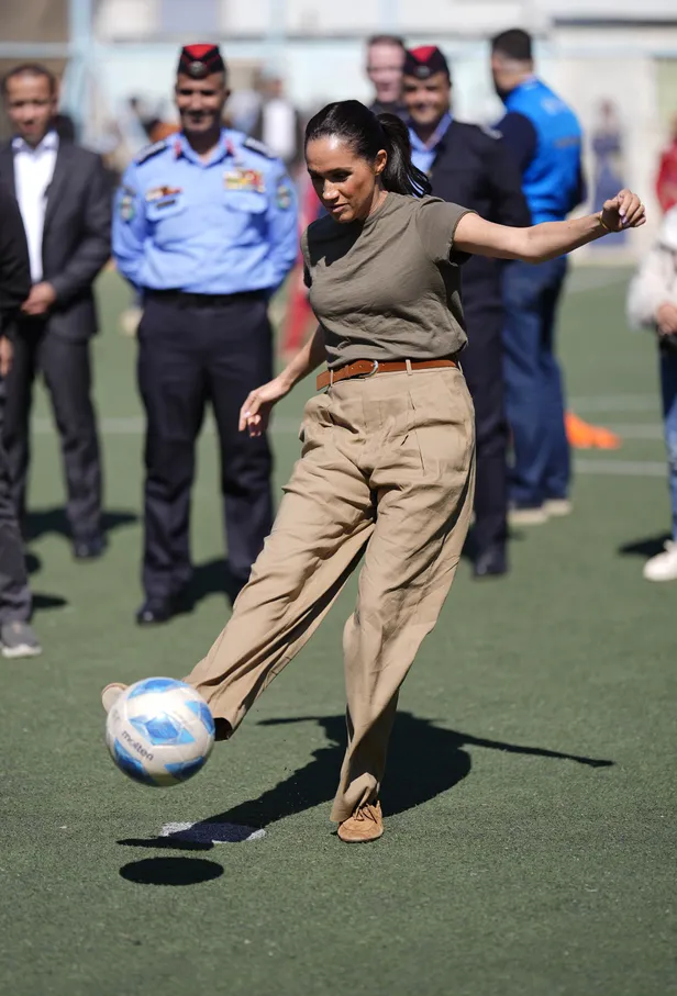 Meghan trapt een penalty in het vluchtelingenkamp Za'atari in Jordanië, februari 2026. (Beeld: NL Beeld)