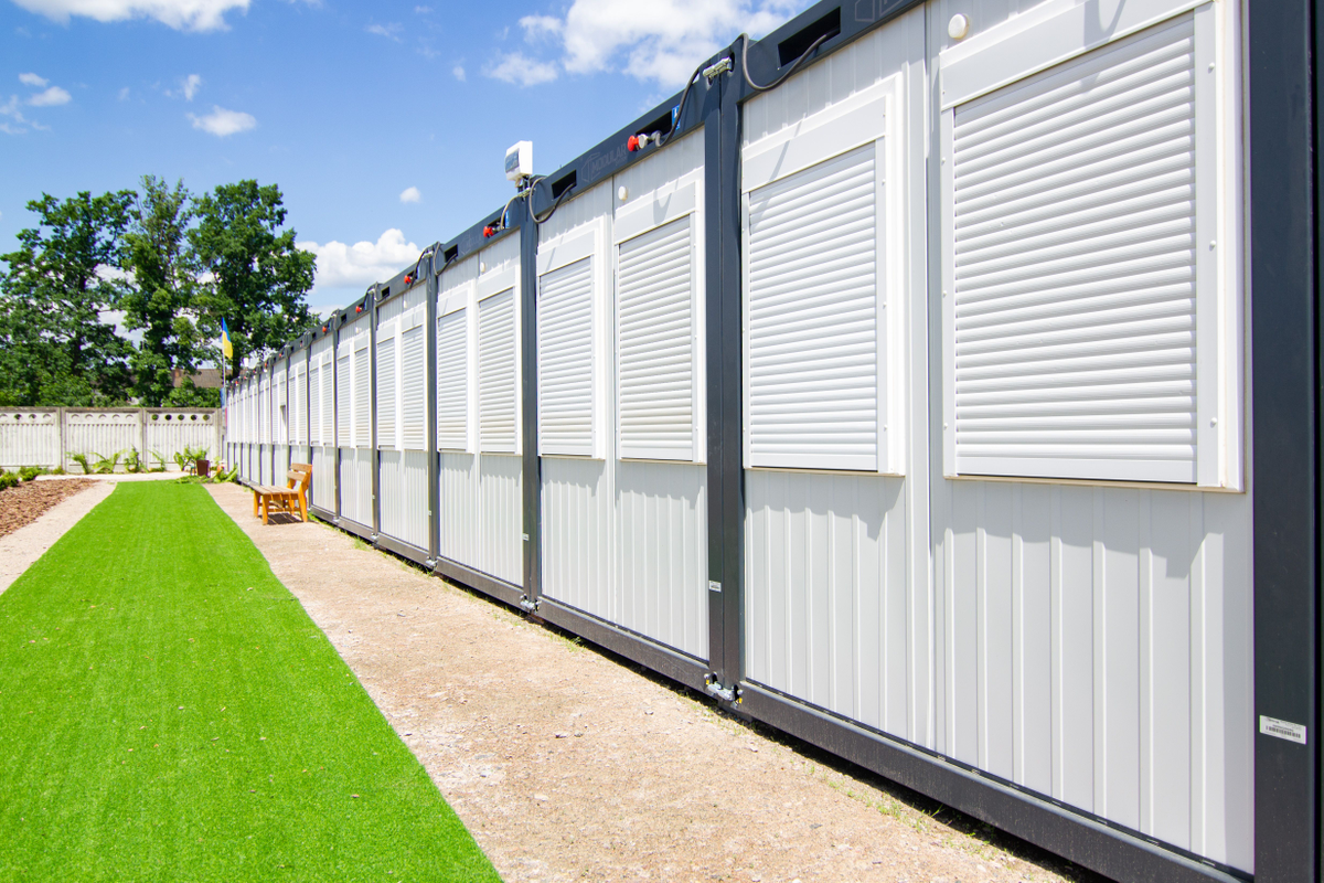 Een bijgebouw plaatsen: prefab als snelle, nette oplossing