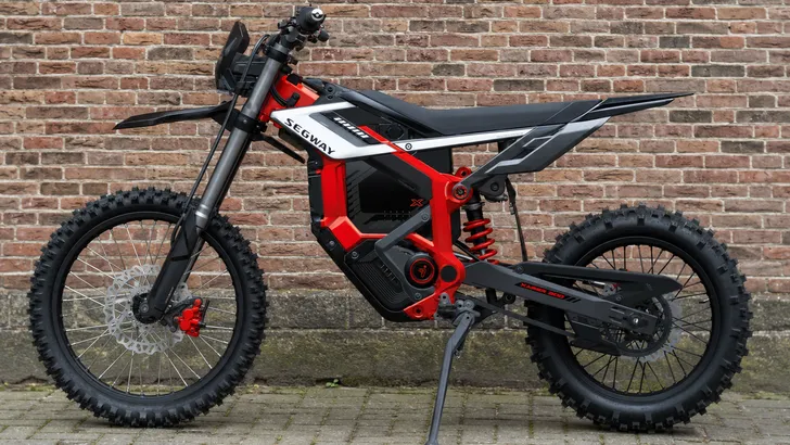 Segway onthult een lichte crossmotor en neemt daarvoor deze briljante techniek van zijn bekende apparaten over