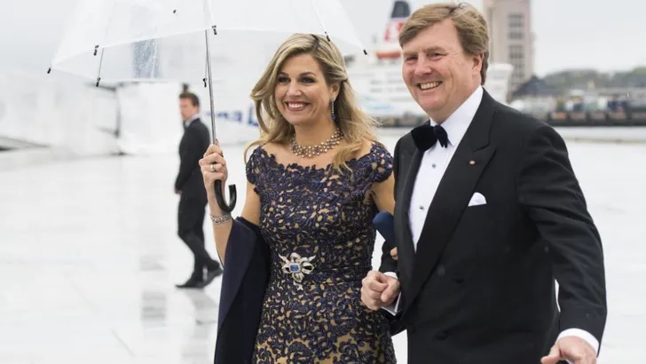 Oslo: Máxima geeft nieuwe draai aan bekende japon 