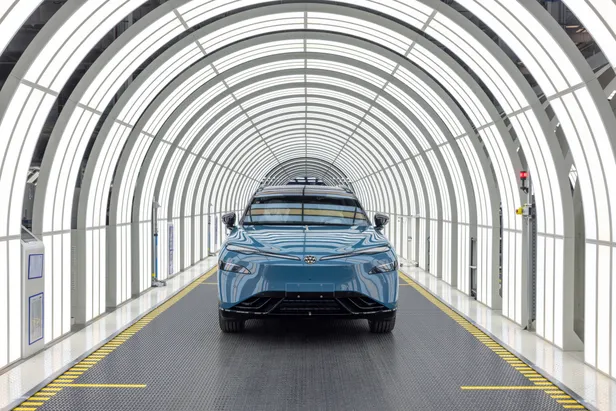 De ID.UNYX 08 rolt van de band bij Volkswagen Anhui in Hefei, China