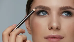 Model met natuurlijk gedefinieerde wenkbrauwen dankzij e.l.f. Lock On Liner & Brow Cream