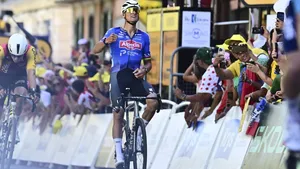 Jasper Philipsen heeft eindelijk beet in de Tour de France. Na wederom een lead-out uit het boekje van Mathieu van der Poel was het raak voor de Belg.