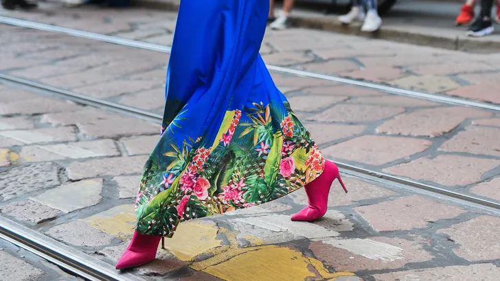 Weekendtips van Beau Monde – Streetstyle-foto van vrouw in roze pumps met lange rok