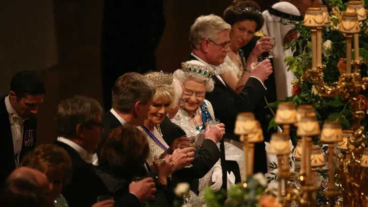 Queen verbant plastic uit haar paleizen