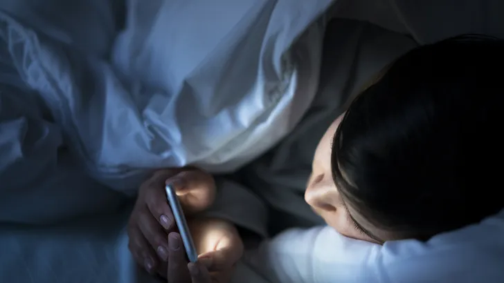 Waarom je niet 's nachts je telefoon moet checken