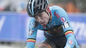 Wout van Aert zegeviert in eerste wereldbekerwedstrijd