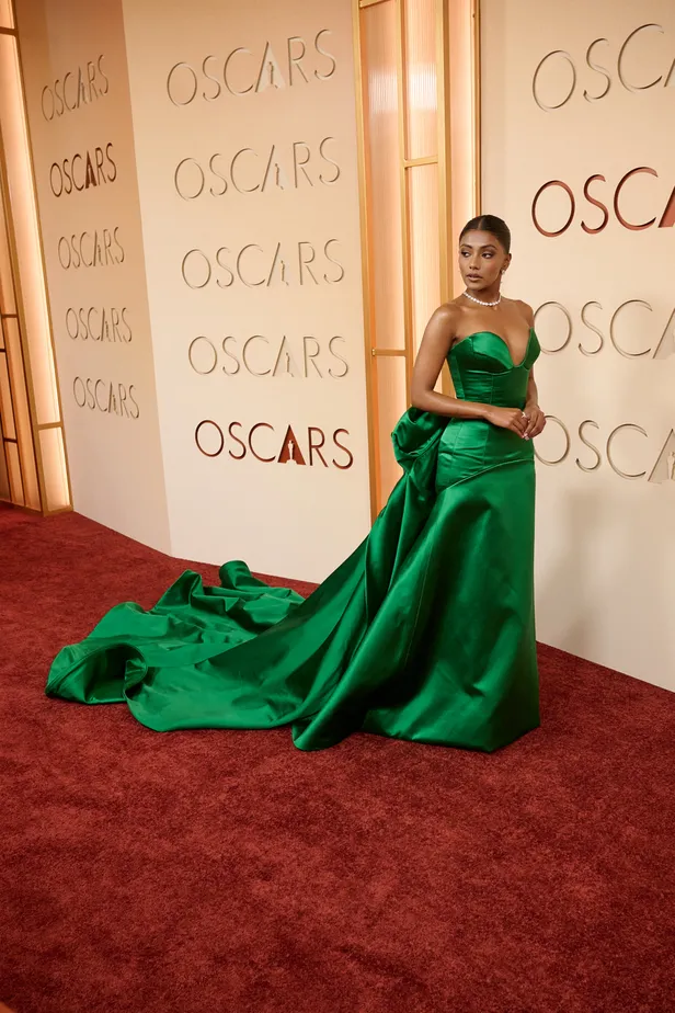 Charithra Chandran in Miss Sohee bij de Academy Awards 2026.