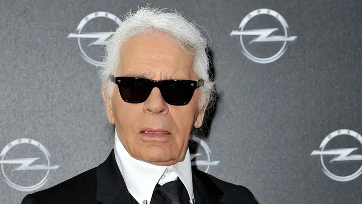 Rouwende kat Karl Lagerfeld komt met 'eigen' kledinglijn