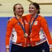 maike van der duin en lisa van belle met hun medaille