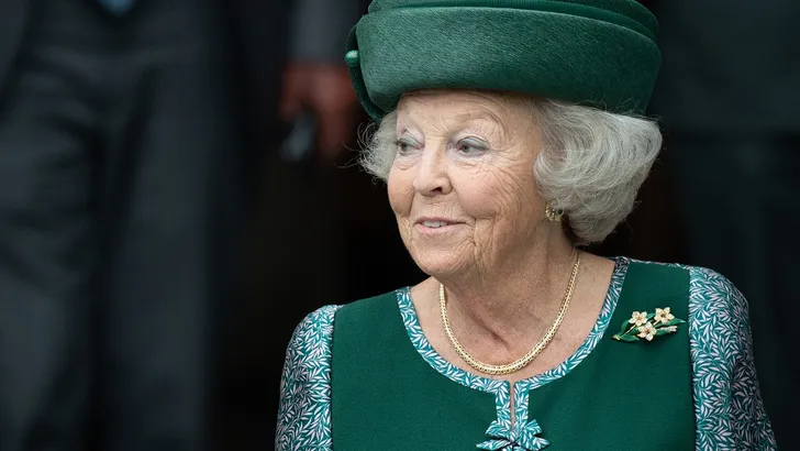 Prinses Beatrix neemt de honneurs waar 