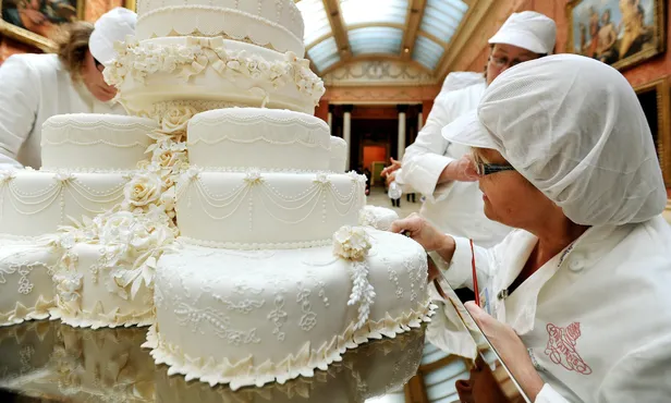 Twee patissiers werken aan bruidstaart