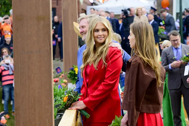 Koning Willem-Alexander samen met prinses Amalia en prinses Alexia tijdens Koningsdag 2026 in Dokkum.