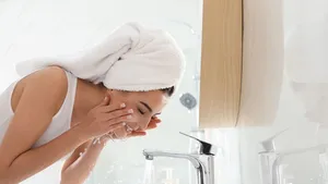 Een vrouw die haar gezicht wast