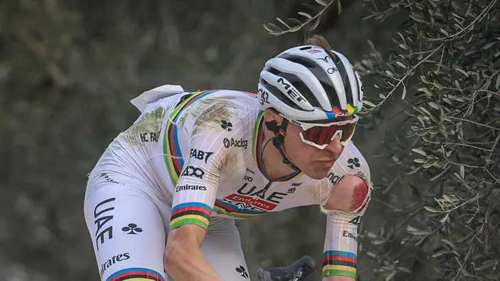 pogacar gehavend na val in strade bianche