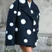 Vrouw in oversized tussenjas, perfect voor het voorjaar.