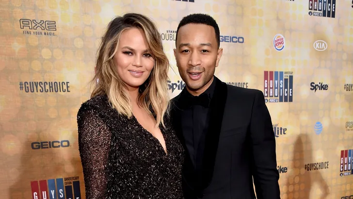FOTO: Chrissy Teigen gaat volledig uit de kleren op Instagram
