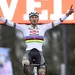 mathieu van der poel komt juichend over de finish in namen