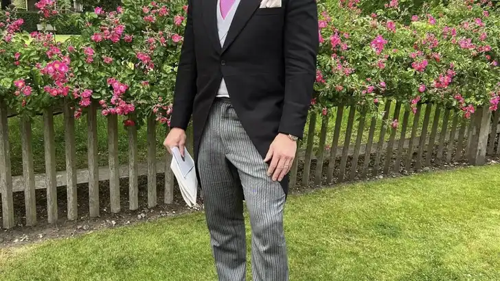 Hilarisch! Mike Tindall test de hoeden van zijn vrouw Zara