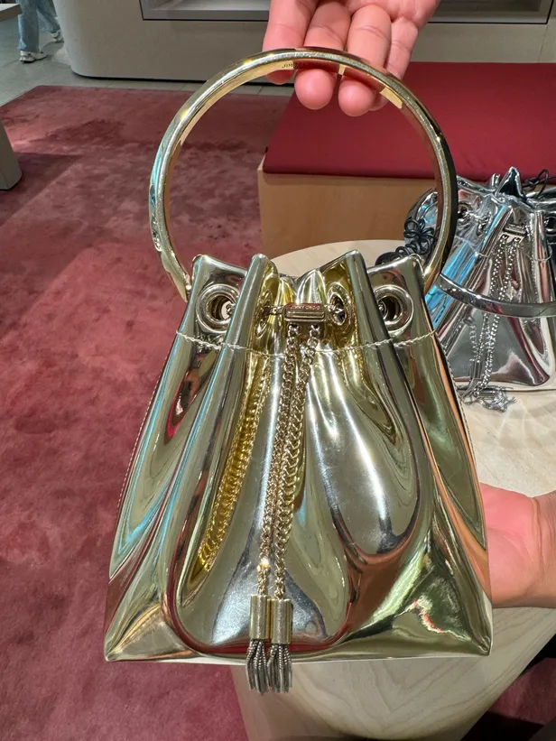 Een zilveren tasje van Jimmy Choo. 