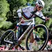 wereldkampioen mathieu van der poel houdt zijn canyon-fiets vast tijdens een cyclocross