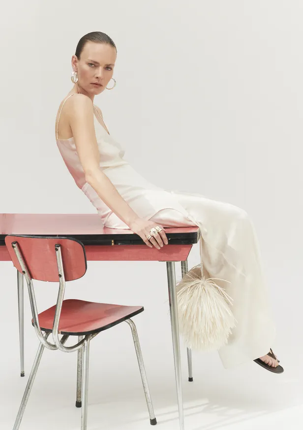 Zijden jurk Nili: Lotan | Katoenen rok met pompon: Calvin Klein | Zilveren ringen: Fusil Paris | Zilveren: oorringen Mara Paris | Sandalen: Giuseppe Zanotti
