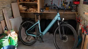 Je e-bike staat veilig in de schuur, maar deze simpele fout kan problemen geven met de verzekering