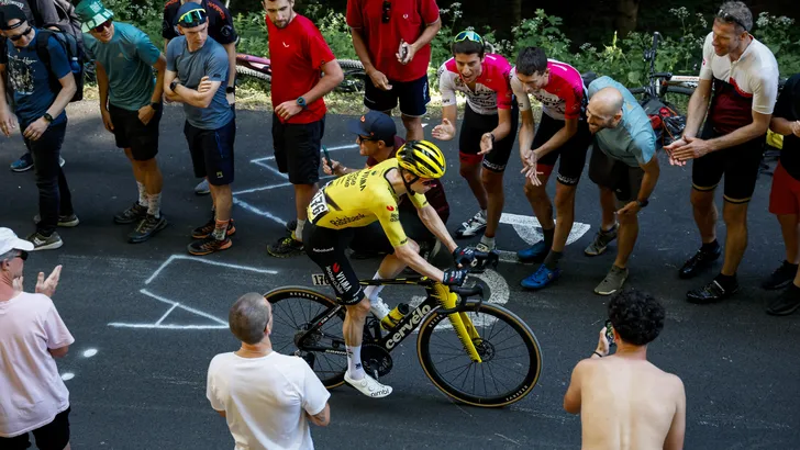 Bart Lemmen fietst in zijn eentje tussen het publiek bergop in de Giro.
