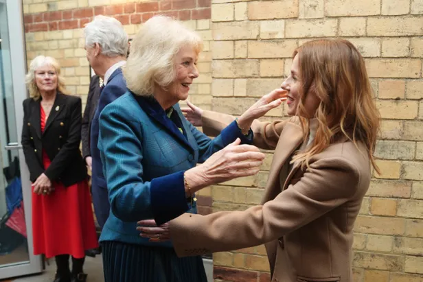 Vriendschap van koning Camilla en Geri Halliwell: Camilla en Geri begroeten elkaar hartelijk bij een bezoek aan Maggie's in Cheltenham.