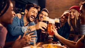 Vriendengroep proost in een bar
