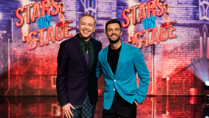 Presentatoren Jamai Loman en Buddy Vedder in het decor van Stars on Stage