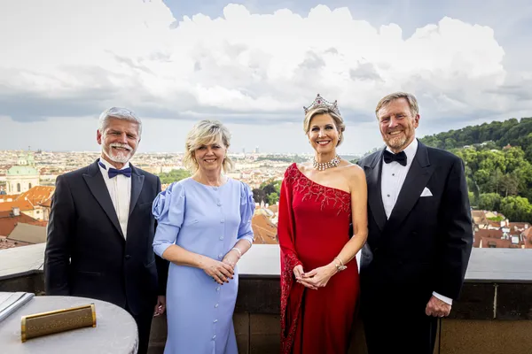 Dinner with a view! Het koningspaar poseert met president Pavel en de Tsjechische first lady.