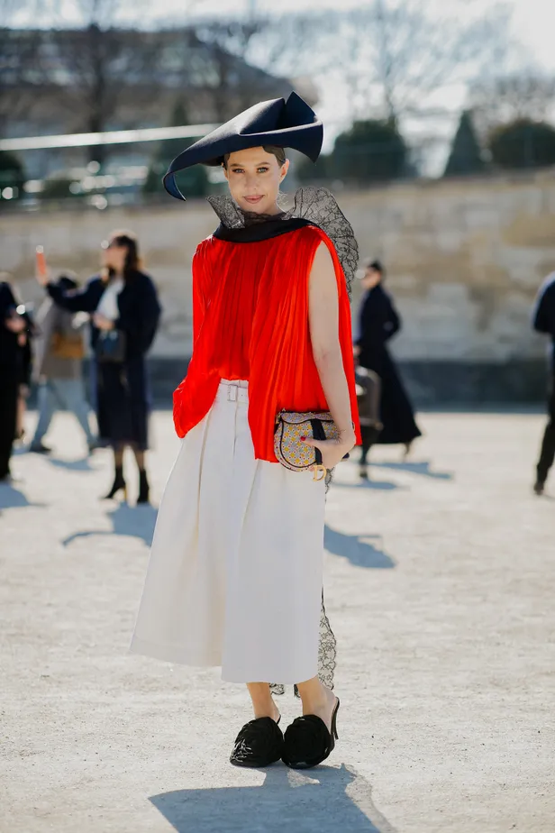 Vrouw tijdens Paris Fashion Week in het rood