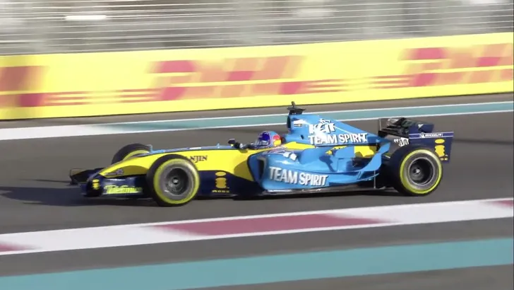 VIDEO: Alonso geeft de Renault R25 V10 de sporen in Abu Dhabi