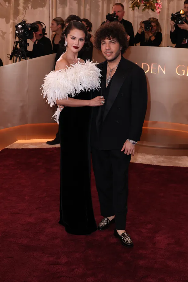 Selena en Benny samen stylish op de rode loper bij de Golden Globes 