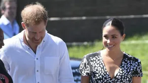 Uitverkochte jurk van Meghan Markle heeft speciale betekenis