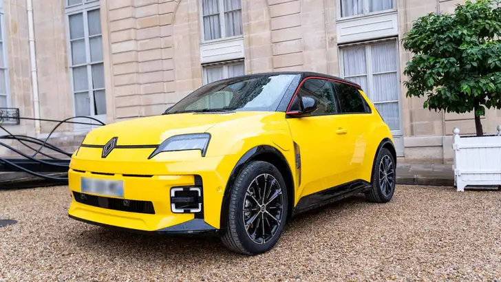 Elektrische Renault 5 verkozen tot Britse Auto van het Jaar 2026